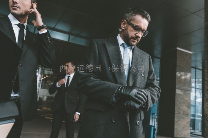 西安商人父母雇远德临时保镖看护假期无人看护的孩子